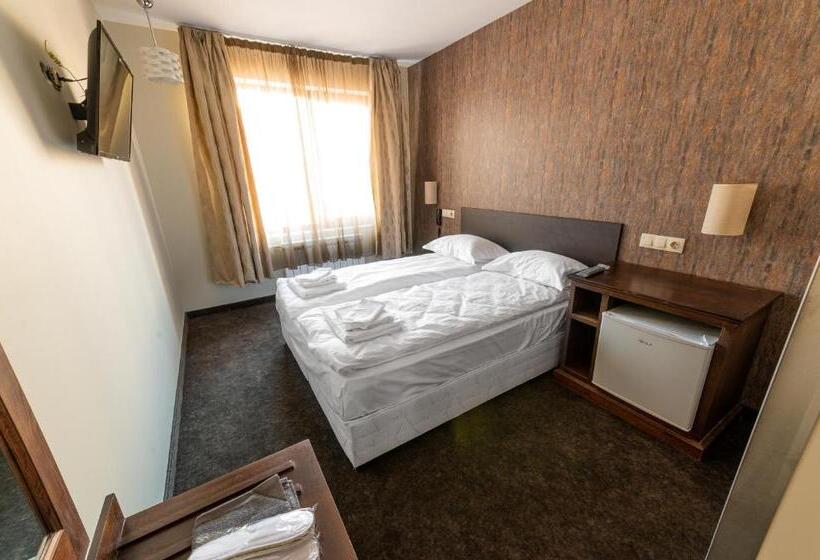 이코노미 룸, Domenic Free Parking