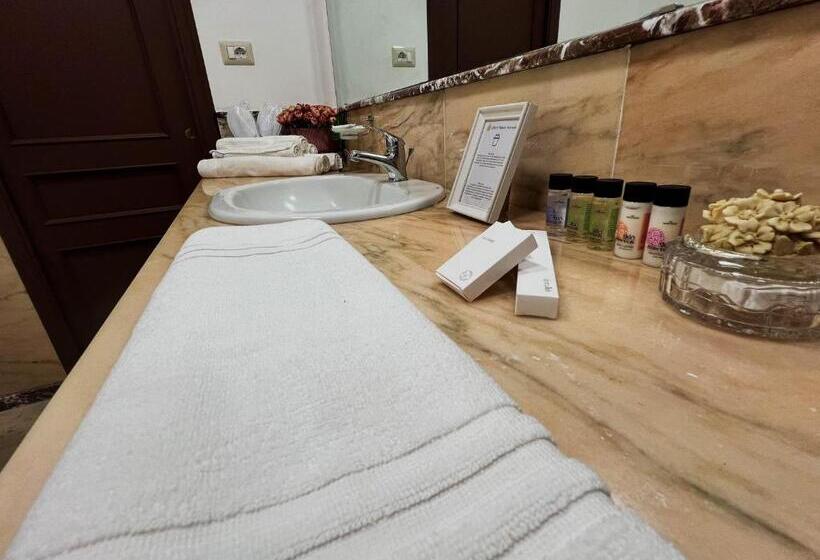 غرفة قياسية ثلاثية مزودة بتراس, Allure Palace