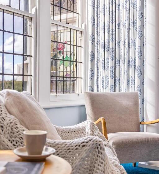 חדר משפחתי, Eastview Estate