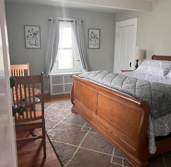 带大床的豪华间, Hudson House Bed And Breakfast