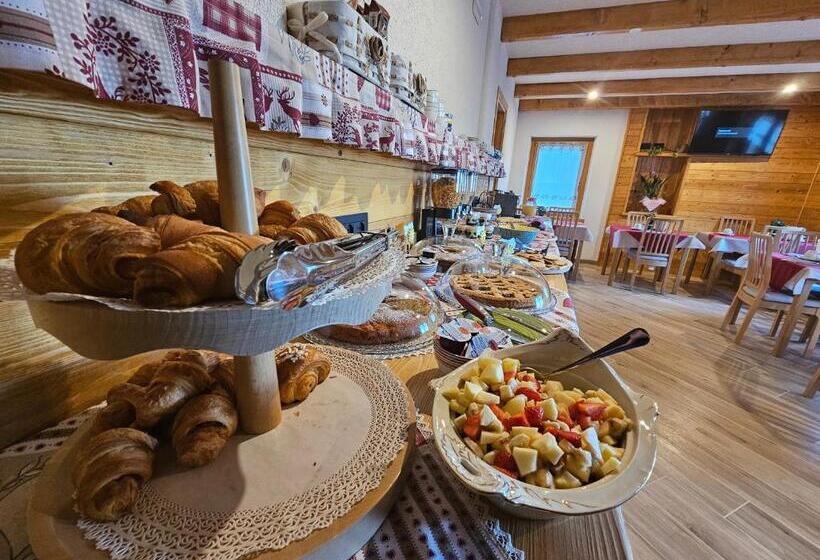 غرفة قياسية ثلاثية مزودة بتراس, La Genzianella Affittacamere