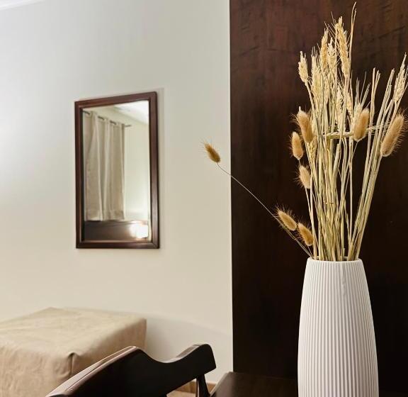 اتاق کلاسیک سه تخته, Freya Rooms