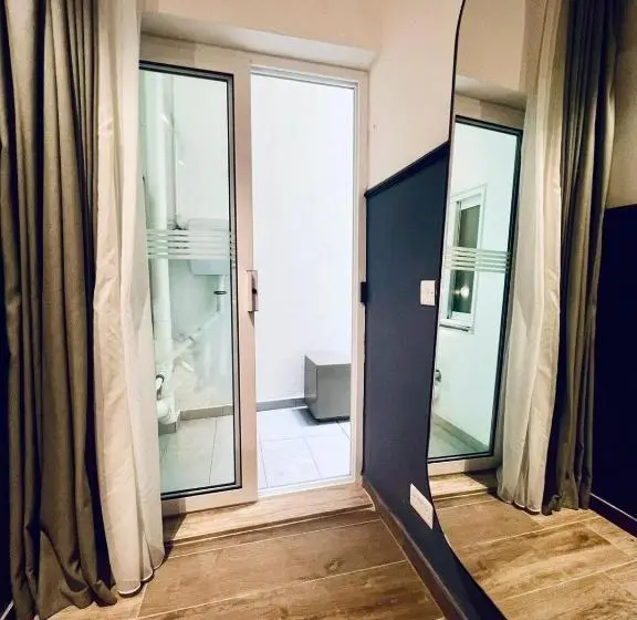 اتاق استاندارد, South32