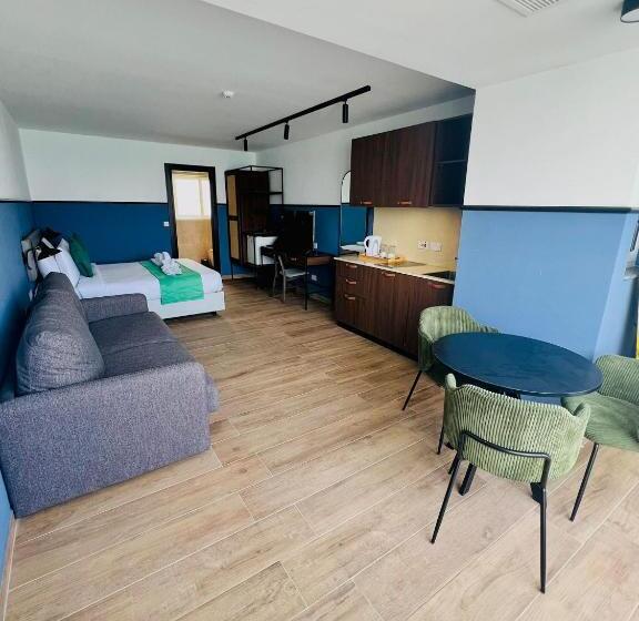 استودیوی استاندارد, South32