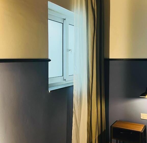 اتاق استاندارد برای معلولان, South32