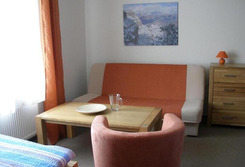 חדר סטנדרט לשלושה עם נוף לגינה, Penzion Svět