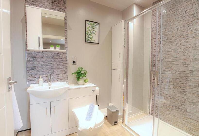 غرفة قياسية, The Ironworks Apart