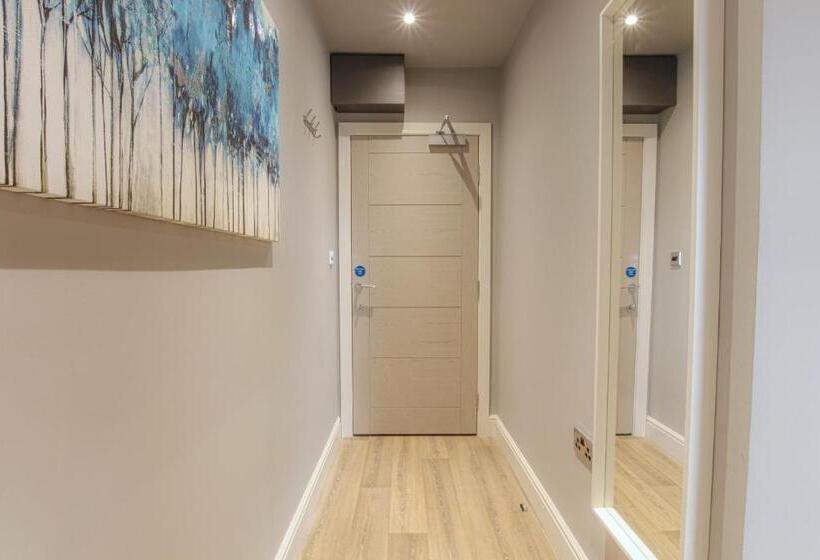 غرفة قياسية, The Ironworks Apart