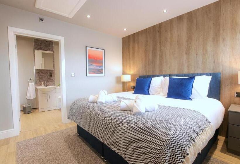 شقة غرفة واحدة, The Ironworks Apart