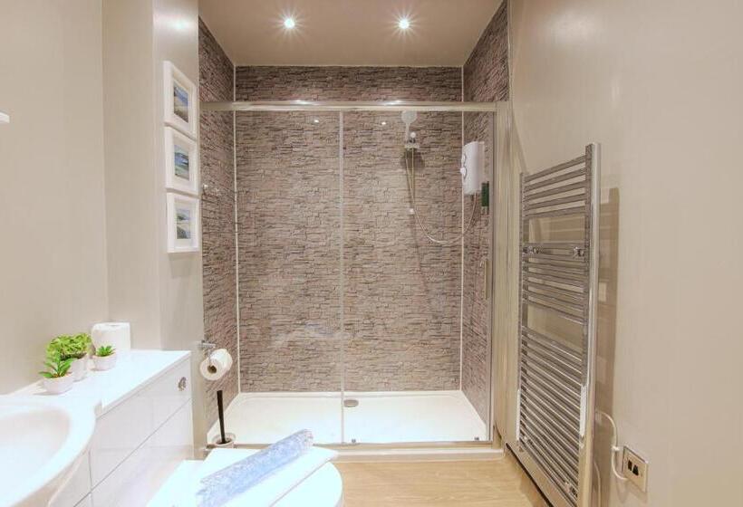 شقة غرفة واحدة, The Ironworks Apart