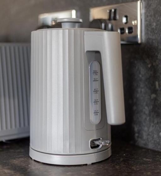 غرفة أساسية, The Ironworks Apart