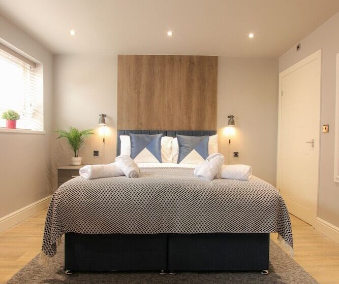 غرفة قياسية, The Ironworks Apart