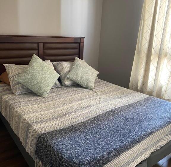 דירת חדר, Never Give Up Suites