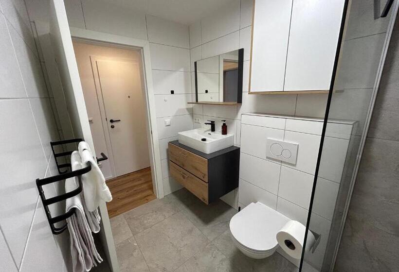 庭の見えるスタンダードトリプルルーム, Guesthouse Alpinum