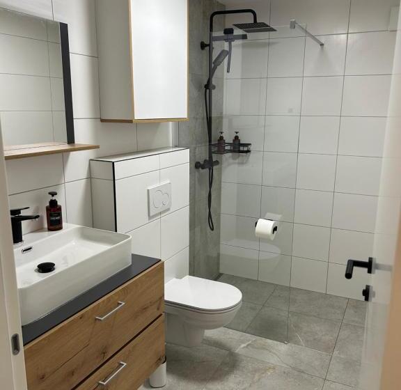 庭の見えるスタンダードトリプルルーム, Guesthouse Alpinum