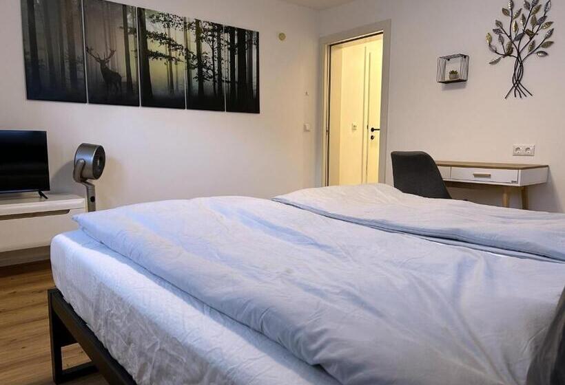 庭の見えるスタンダードトリプルルーム, Guesthouse Alpinum