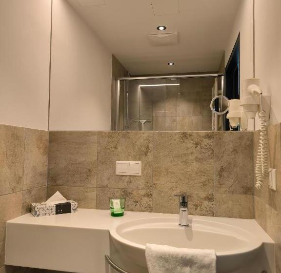 חדר סטנדרט יחיד, Reischl,s Sport Und Wander