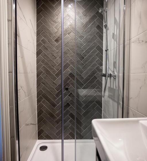 חדר משפחתי דלוקס, The Town Crier, Tenby