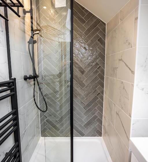 חדר משפתחתי סופריור, The Town Crier, Tenby