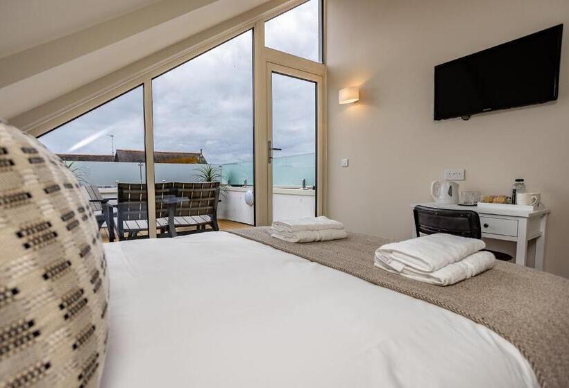 חדר משפתחתי סופריור, The Town Crier, Tenby