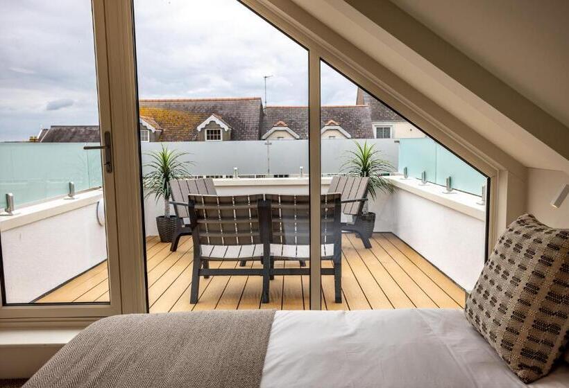 חדר משפתחתי סופריור, The Town Crier, Tenby