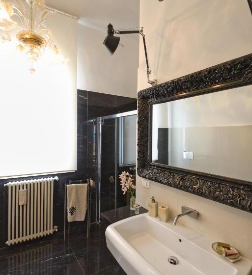 اتاق لوکس با بالکن و چشمانداز دریا, Palazzo Podestà