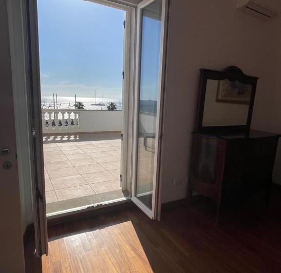 اتاق لوکس با بالکن و چشمانداز دریا, Palazzo Podestà