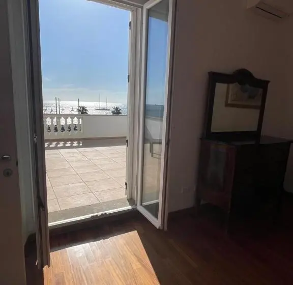 اتاق لوکس با بالکن و چشم‌انداز دریا, Palazzo Podestà