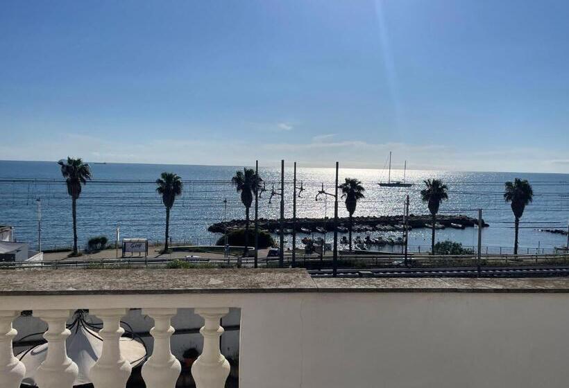 اتاق لوکس با بالکن و چشمانداز دریا, Palazzo Podestà