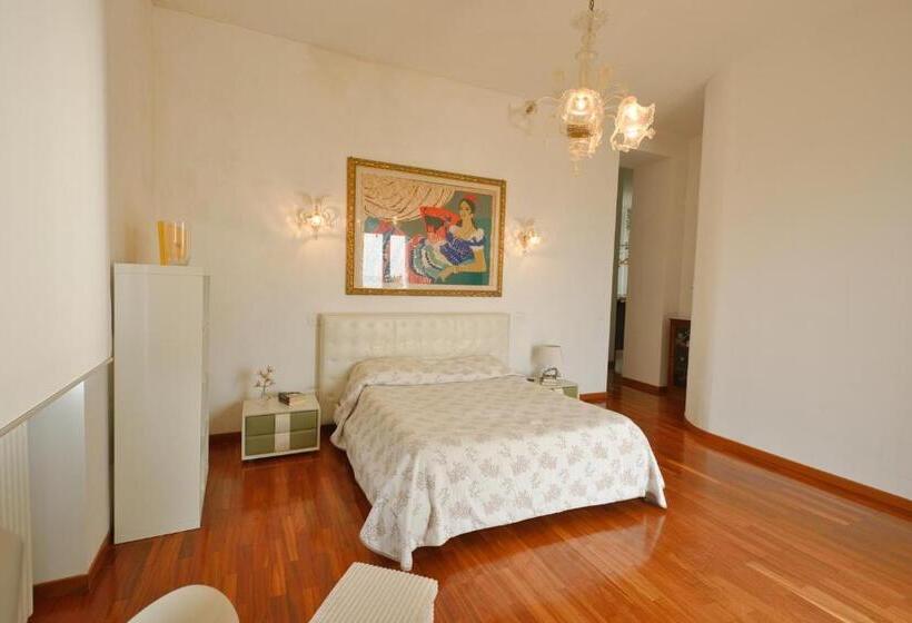 اتاق لوکس با بالکن و چشمانداز دریا, Palazzo Podestà