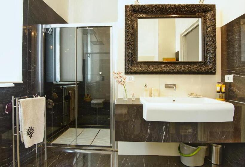 اتاق لوکس با بالکن و چشمانداز دریا, Palazzo Podestà