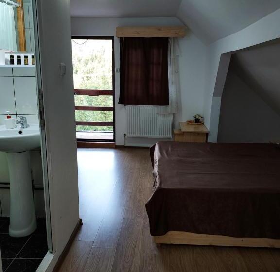 חדר סטנדרט לשלושה, Pensiunea La Taverna