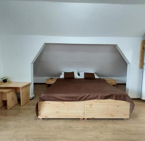 חדר סטנדרט לשלושה, Pensiunea La Taverna