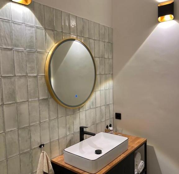 اتاق لوکس با تخت بزرگ, Garage Bnb