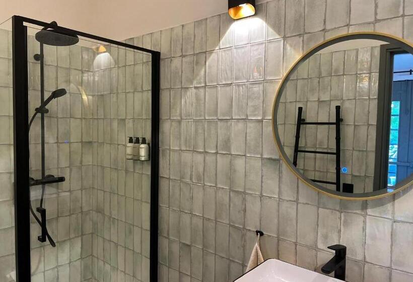 اتاق لوکس با تخت بزرگ, Garage Bnb