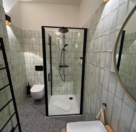 اتاق لوکس با تخت بزرگ, Garage Bnb