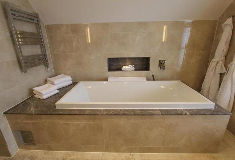 Номер Superior, Cae Court