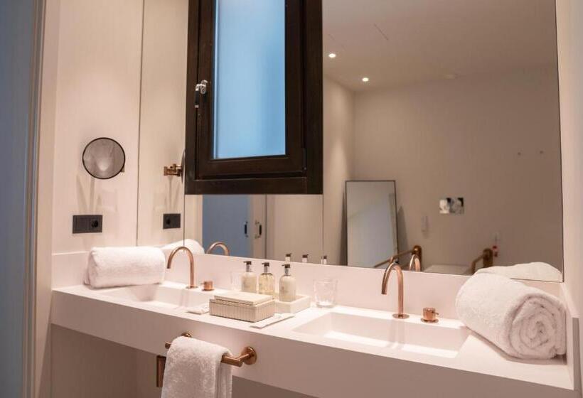 小型套房带阳台, Sidonia