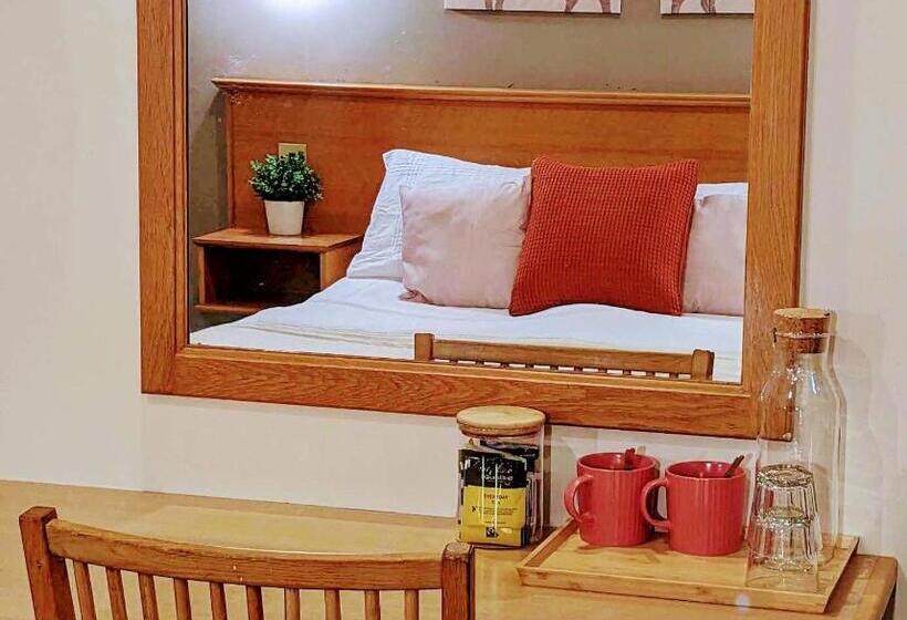 חדר סטנדרט, The Whoop