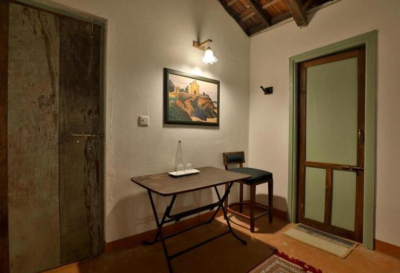 غرفة قياسية, Caju Grove   The Big Yellow Goan House
