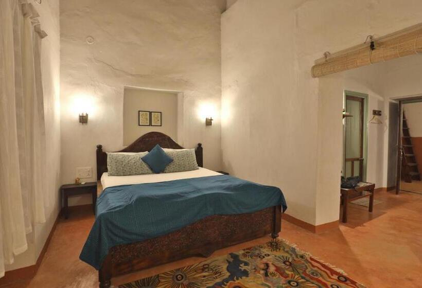 غرفة قياسية ثلاثية, Caju Grove   The Big Yellow Goan House