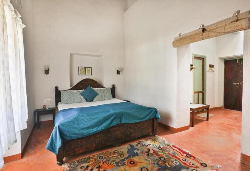 غرفة قياسية ثلاثية, Caju Grove   The Big Yellow Goan House