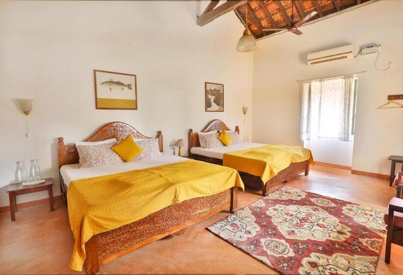 غرفة عائلية, Caju Grove   The Big Yellow Goan House