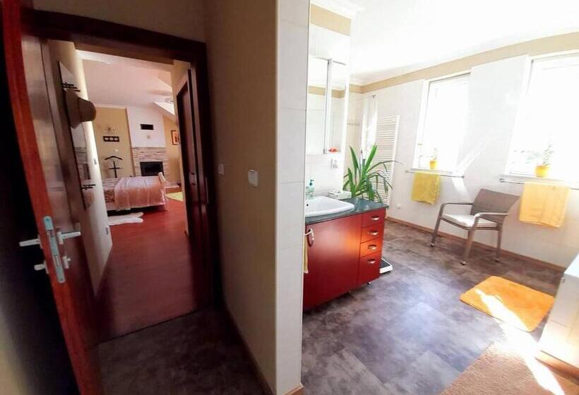 Номер Deluxe Кровать Кинг, Canadian Style House With 3d Effect Pool