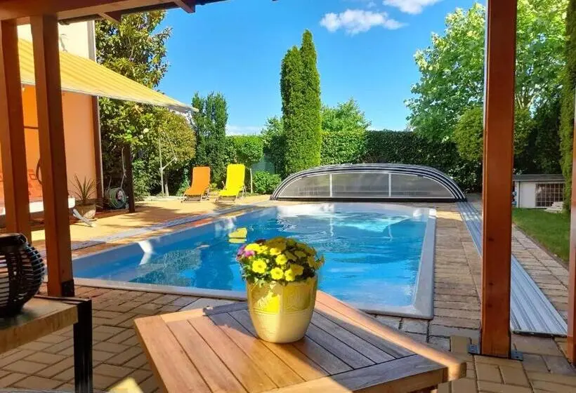 キングサイズベッドのデラックスルーム, Canadian Style House With 3d Effect Pool