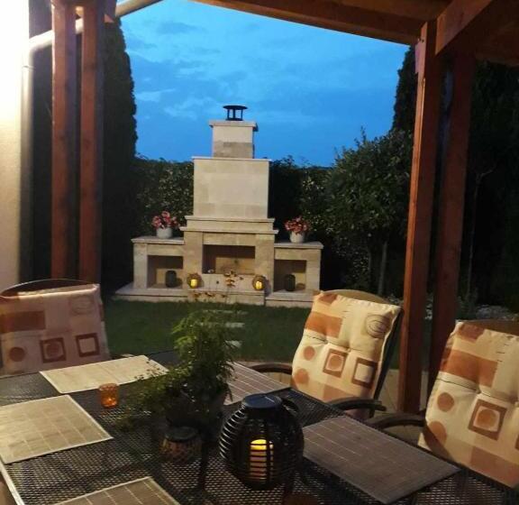 Номер Стандарт, Canadian Style House With 3d Effect Pool