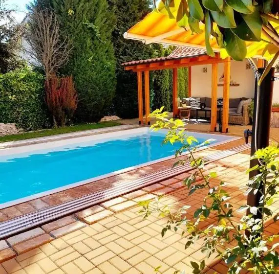 スタンダードルーム, Canadian Style House With 3d Effect Pool