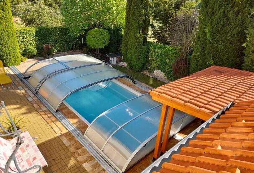 디럭스 룸 킹사이즈 침대, Canadian Style House With 3d Effect Pool