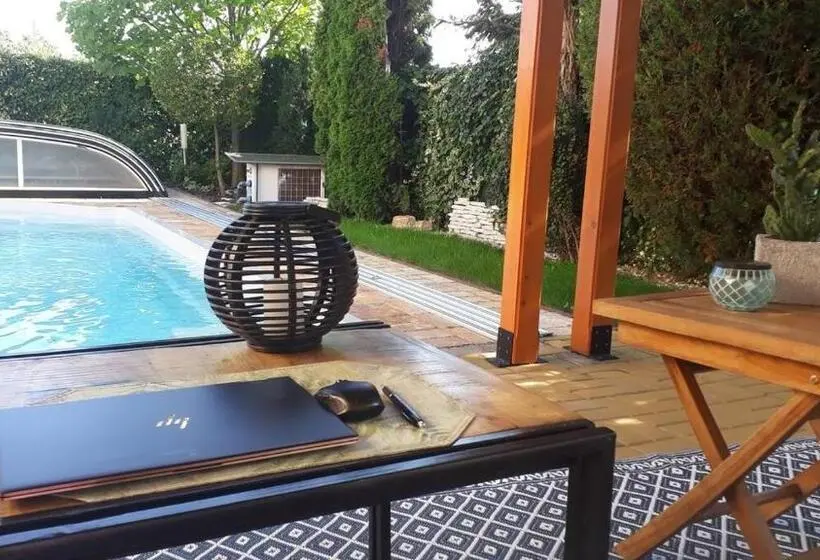 キングサイズベッドのスーペリアルーム, Canadian Style House With 3d Effect Pool