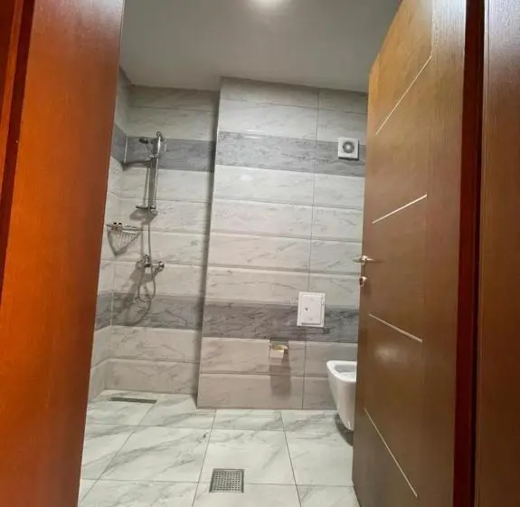 اتاق لوکس با بالکن, Pashtriku